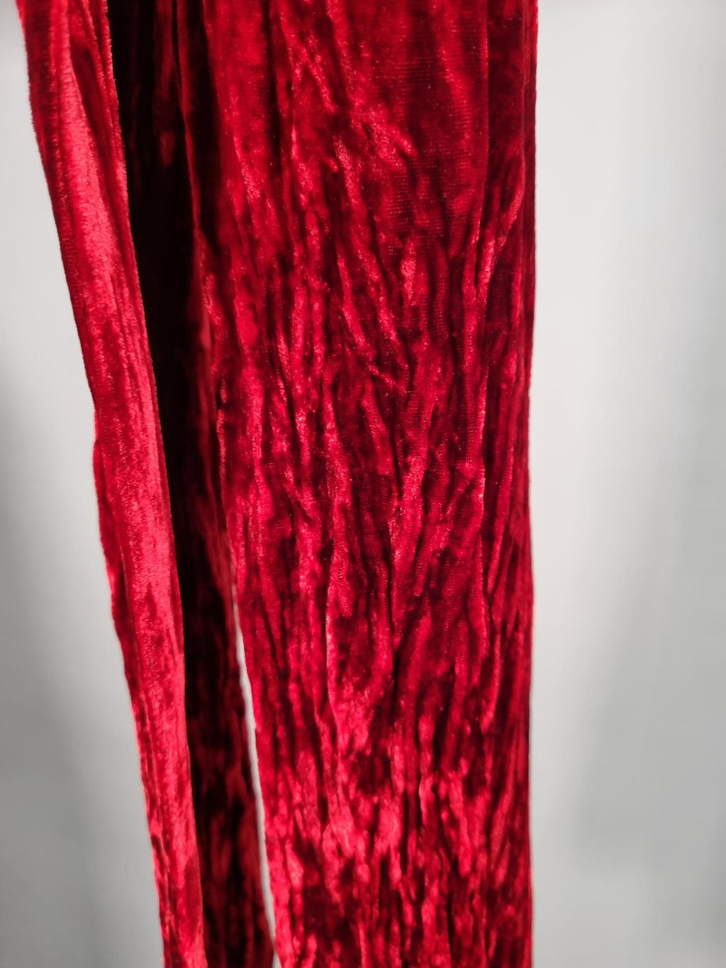 Samtschal | Damenschal "Red Velvet Wrinkle Crash"