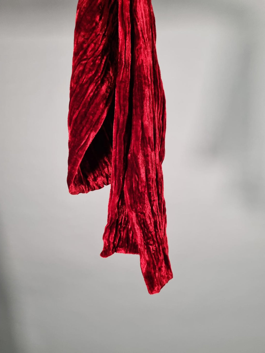Samtschal | Damenschal "Red Velvet Wrinkle Crash"
