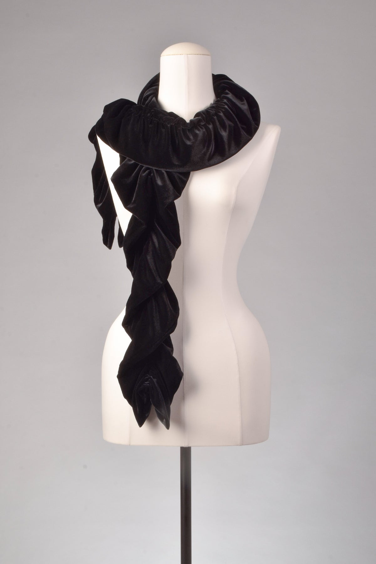 Samtschal | Damenschal "Deep Black Velvet Cascade"