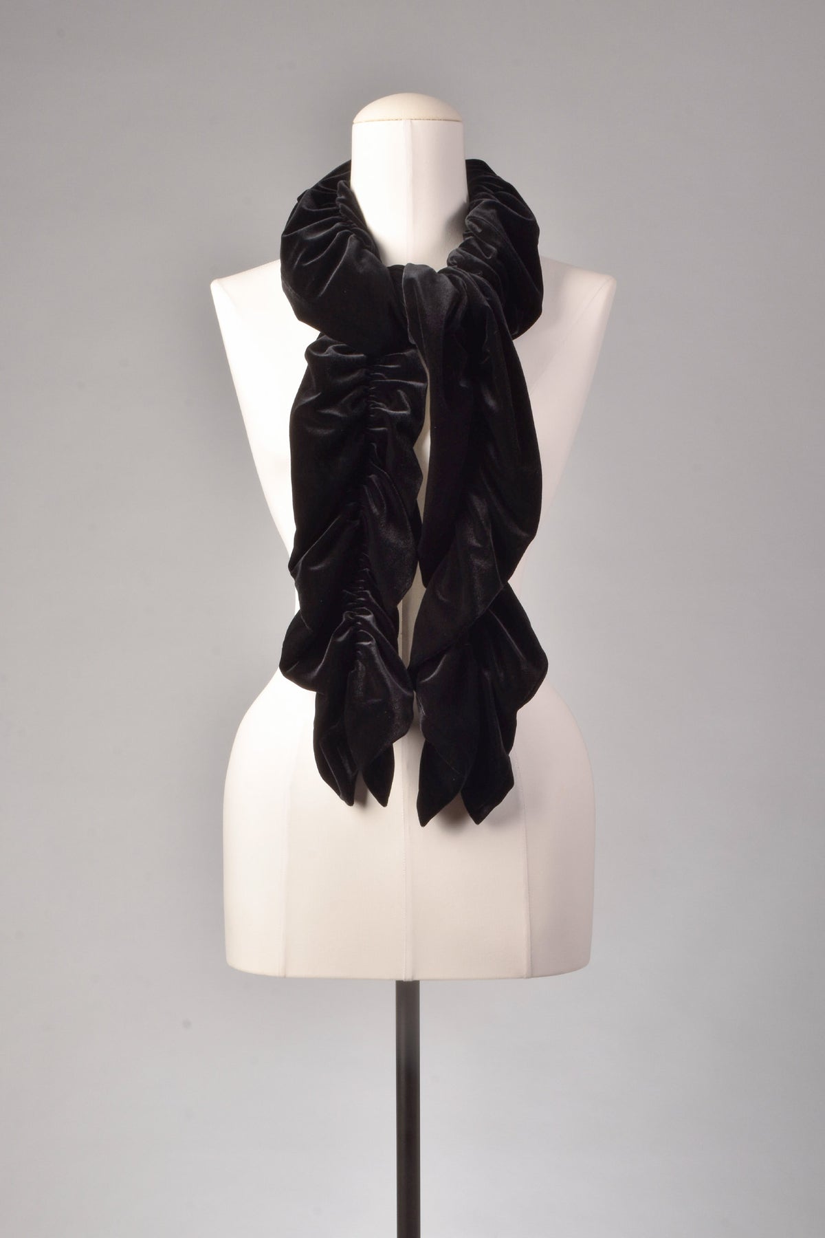 Samtschal | Damenschal "Deep Black Velvet Cascade"