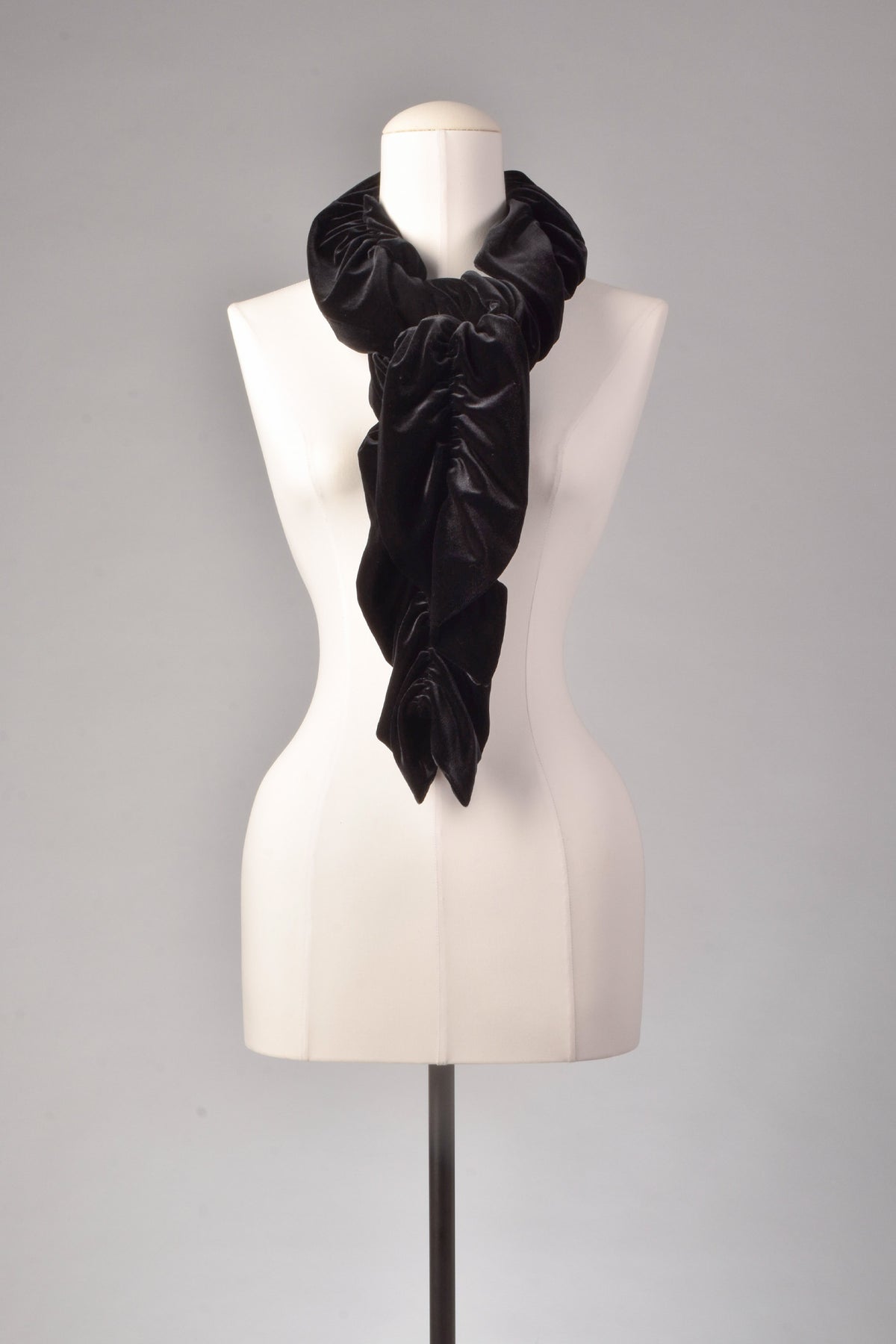 Samtschal | Damenschal "Deep Black Velvet Cascade"